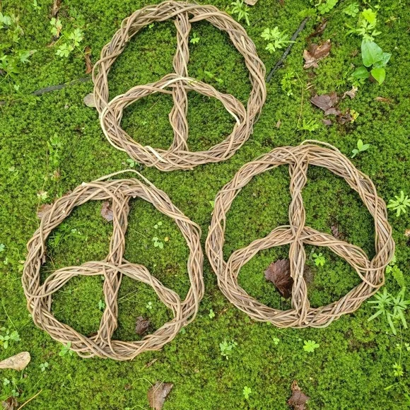 Natural Woven Peace Sign Decor - Grapevine Wreath - Picture 3 of 6
